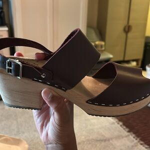 Lotta clogs burgundy, leather straps. For a narrow foot.